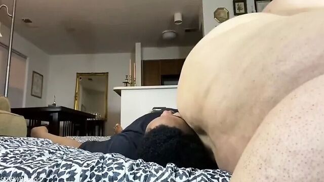 ssbbw nude facesitting